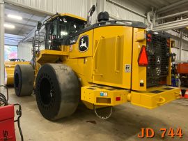 John-Deere-744-1-800x600