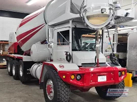Oshkosh front discharge cement mixer truck with automatic lubrication system