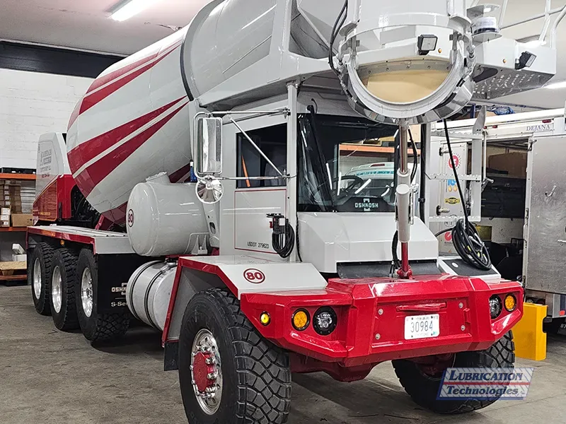Oshkosh front discharge cement mixer truck with automatic lubrication system